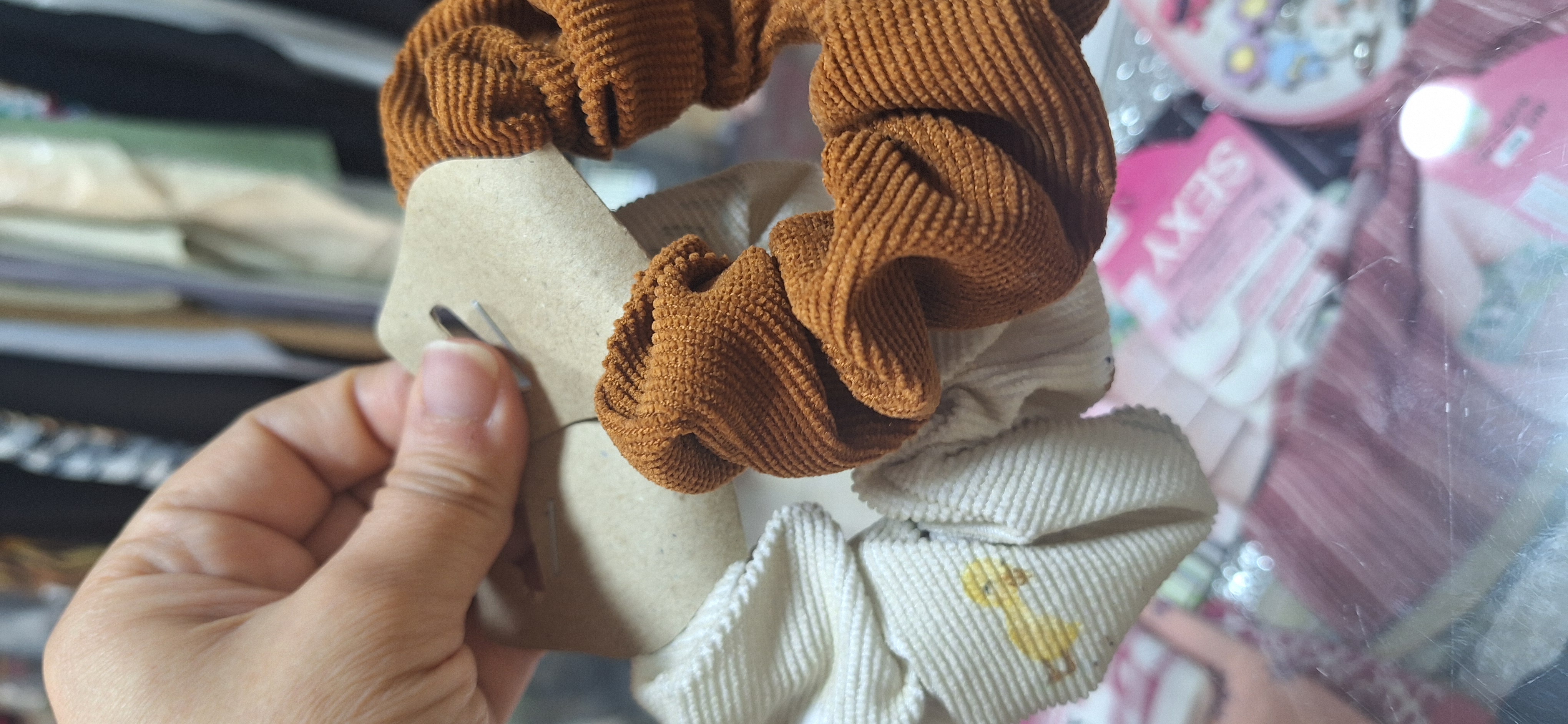 کش مو پارچه‌ای کبریتی مدل پاپیونی