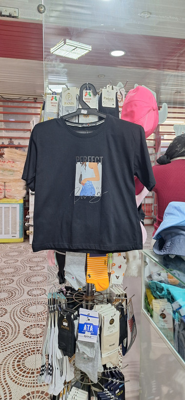 کراپ تیشرت زنانه مشکی طرح Perfect Is Boring